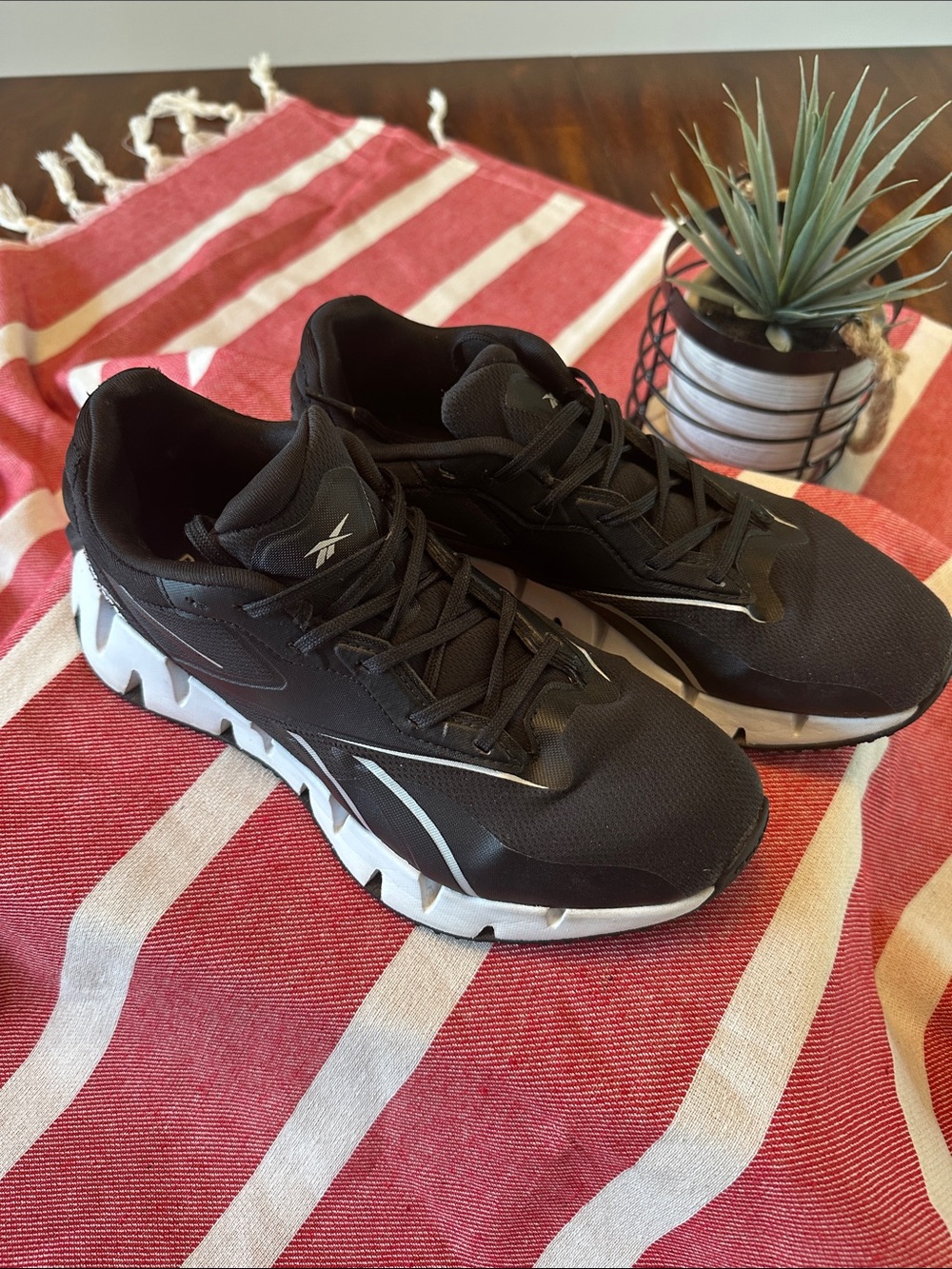 Reebok Women’s Zig DYNAMICA 4 black/white Sz8.5